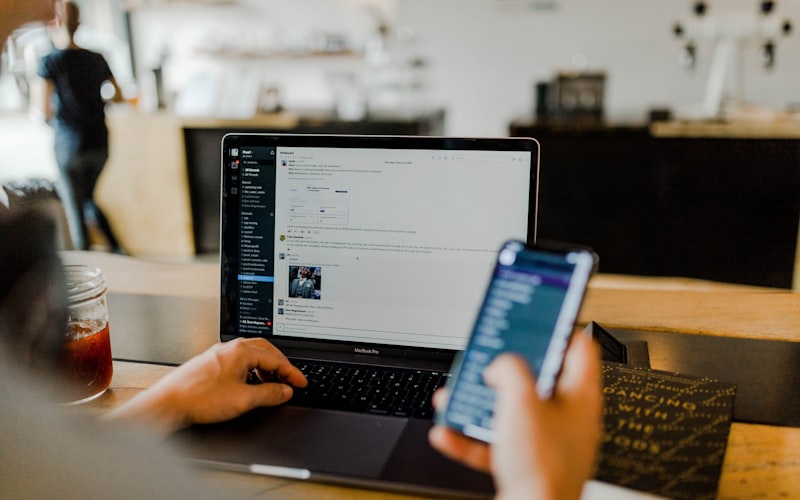 Notebook protegido con un candado de seguridad