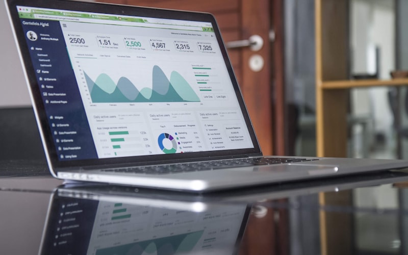 Notebook sobre un escritorio con el sitio web de una empresa